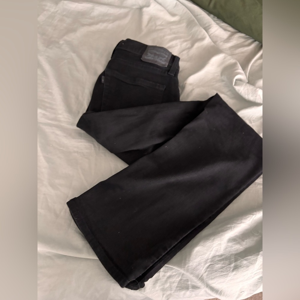 Black Levi’s women 724 highrise size 29